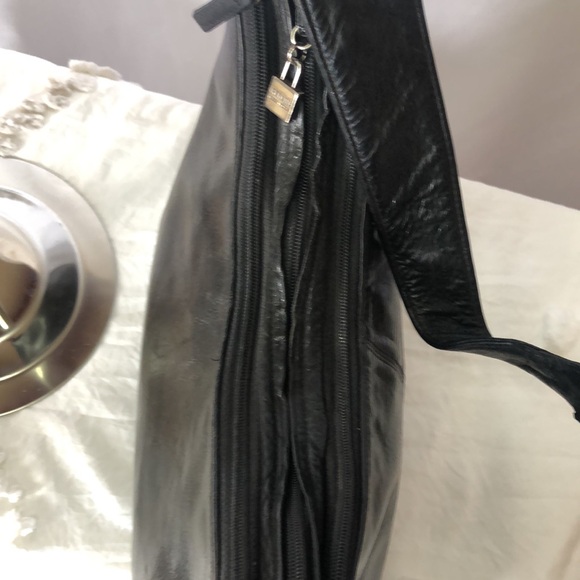 PERLINA vintage black leather shoulder bag. 3 way zipper openings. Holds 5 cards - Picture 6 of 14